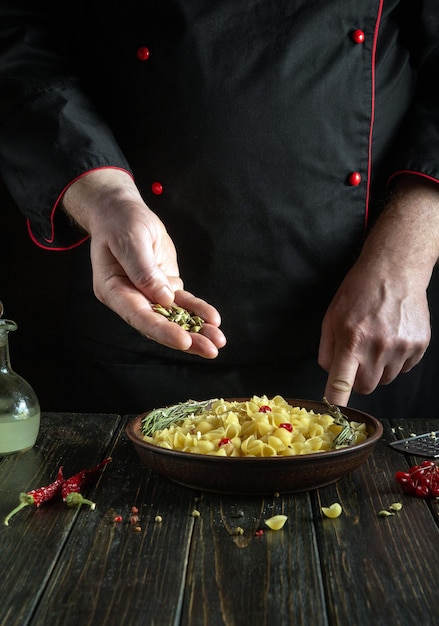 Zbliżenie na ręce przyprawiające potrawę