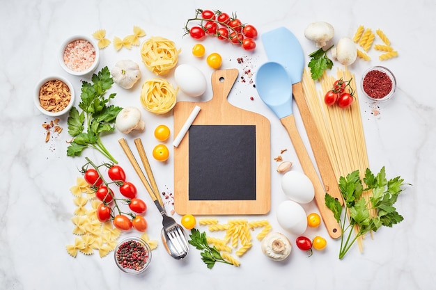 Deska z kolorowymi składnikami i naczyniami